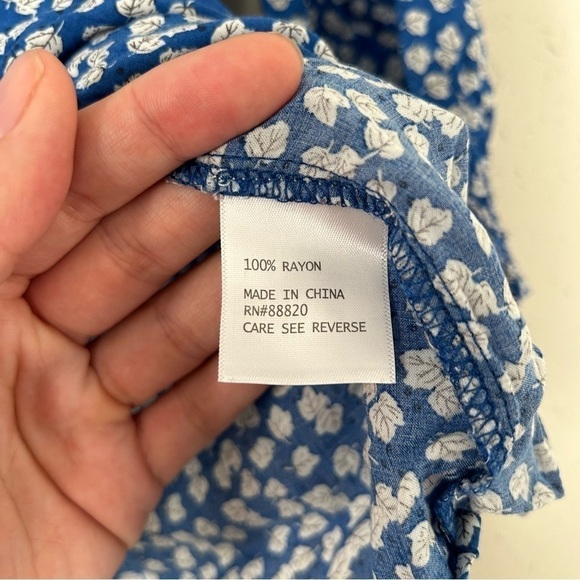 🦋 Cynthia Rowley Blue White V-Neck Floral Mid Sleeve Blouse Boho Medium - Picture 4 of 6